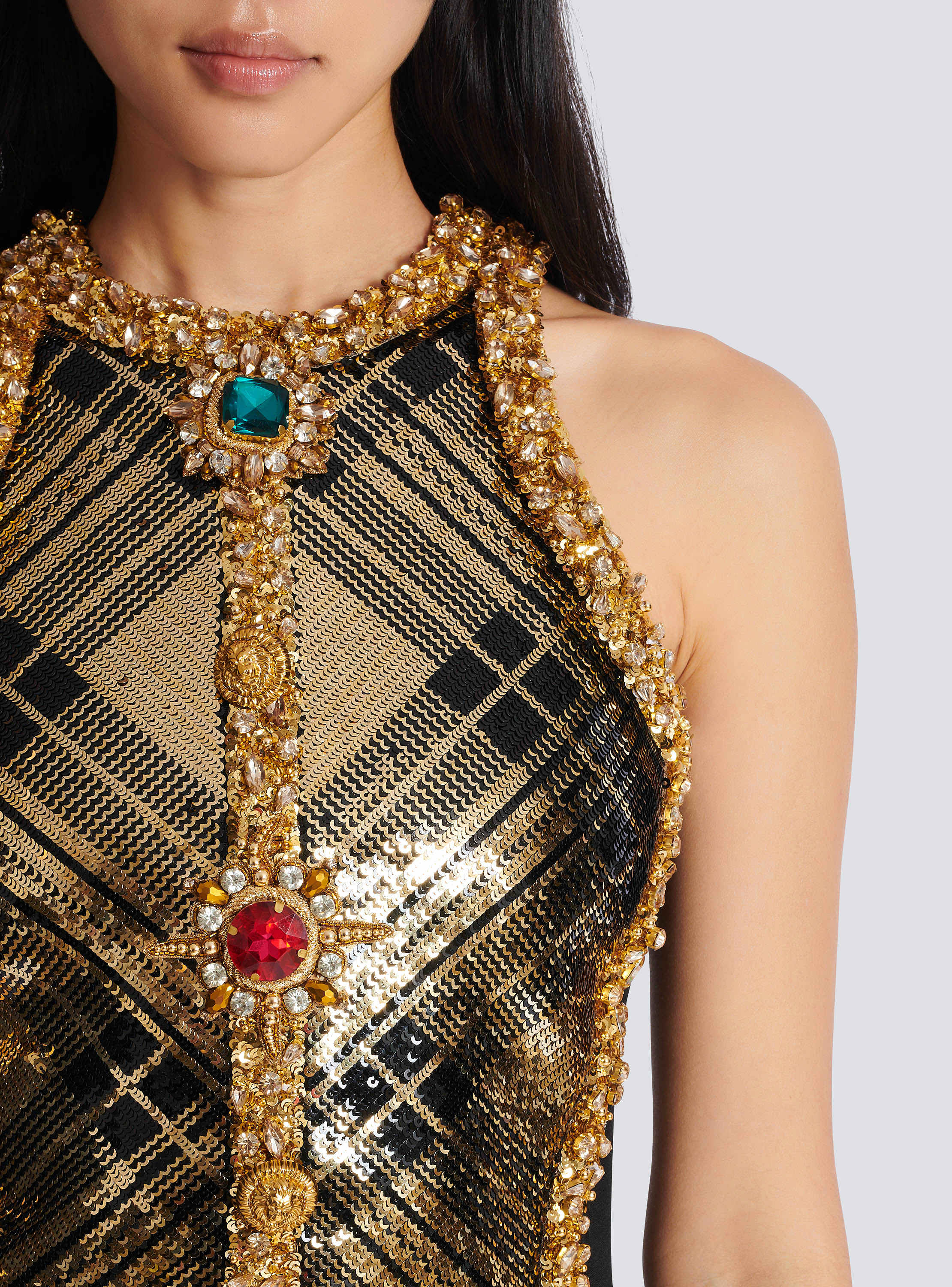 Short sleeveless dress with plaid embroidery