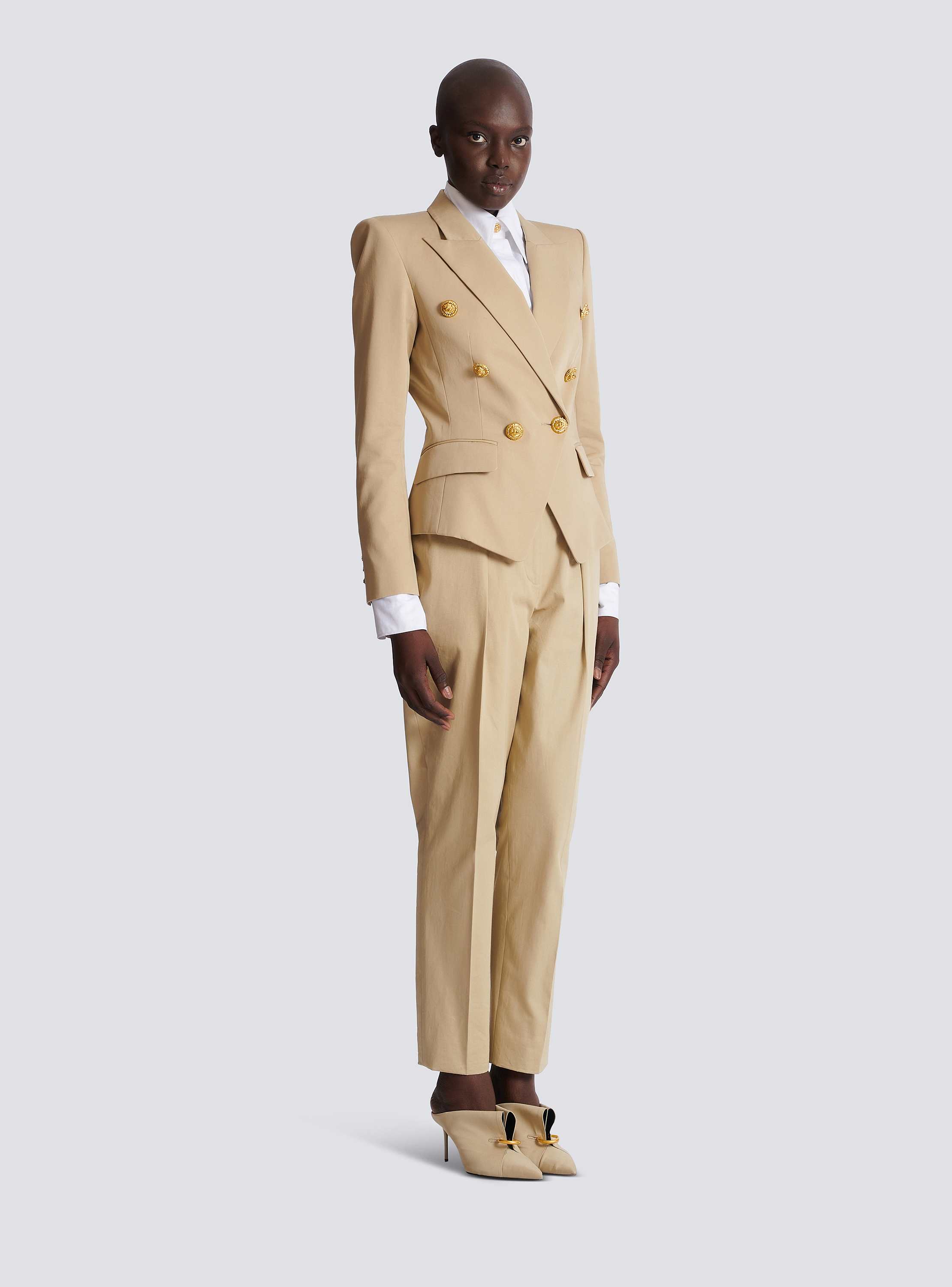 ガバディンジャケット、ボタン6つ