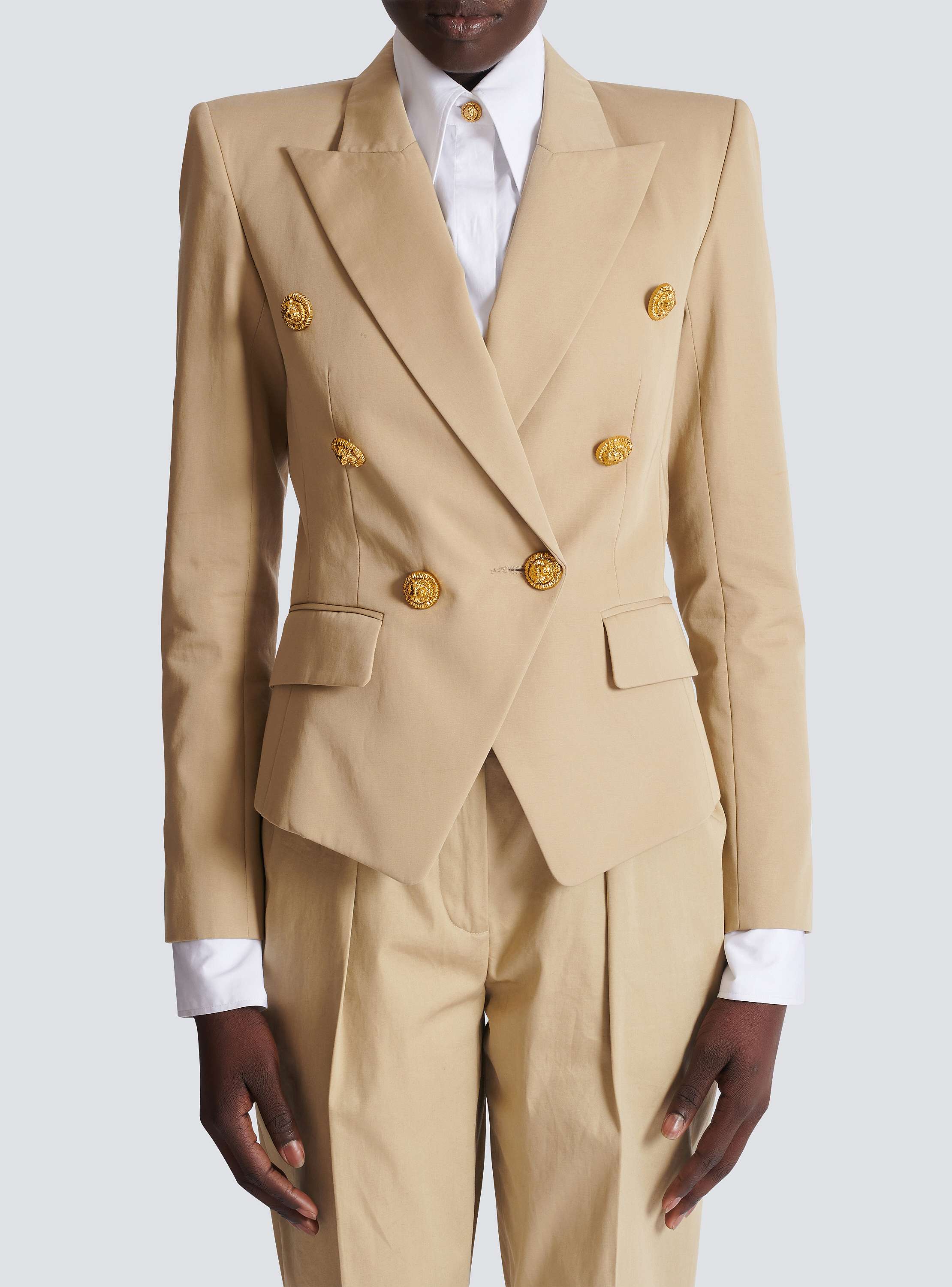 ガバディンジャケット、ボタン6つ