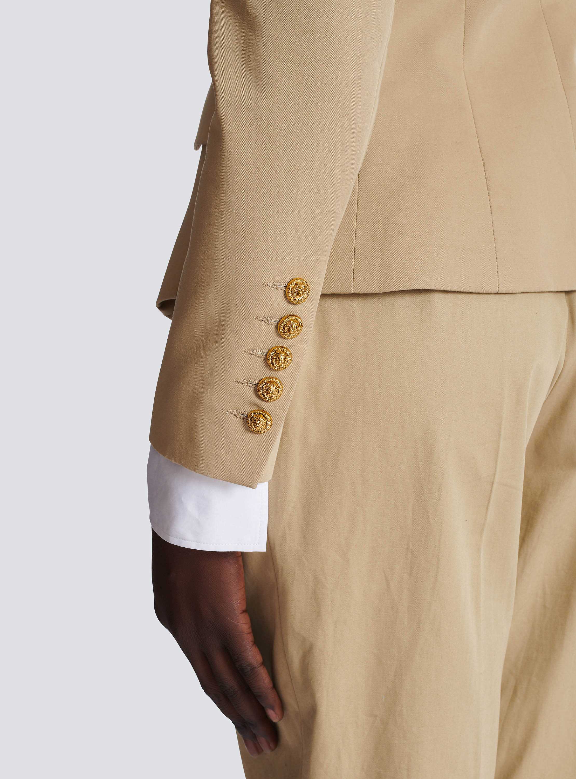 ガバディンジャケット、ボタン6つ