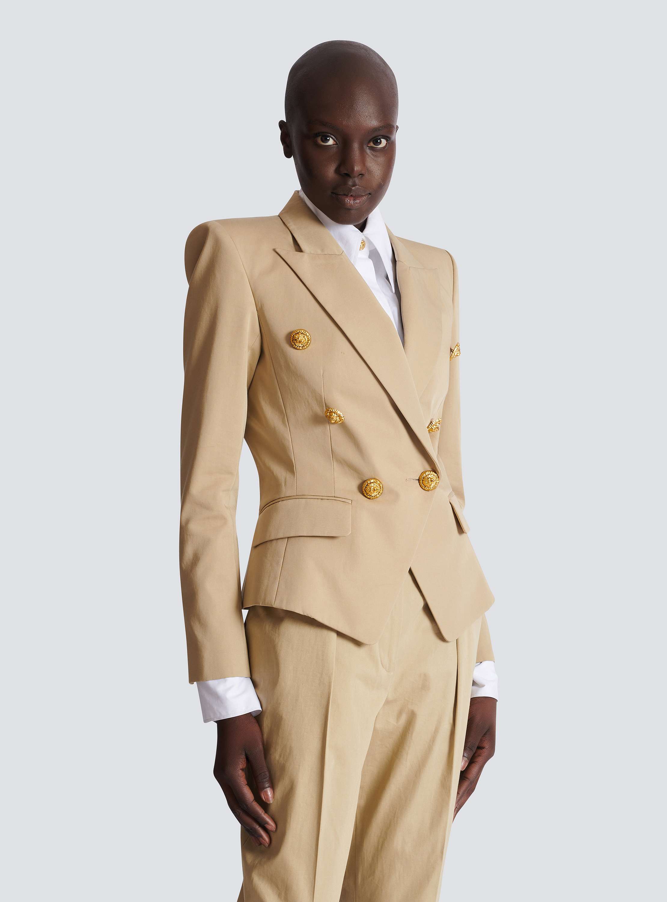 ガバディンジャケット、ボタン6つ