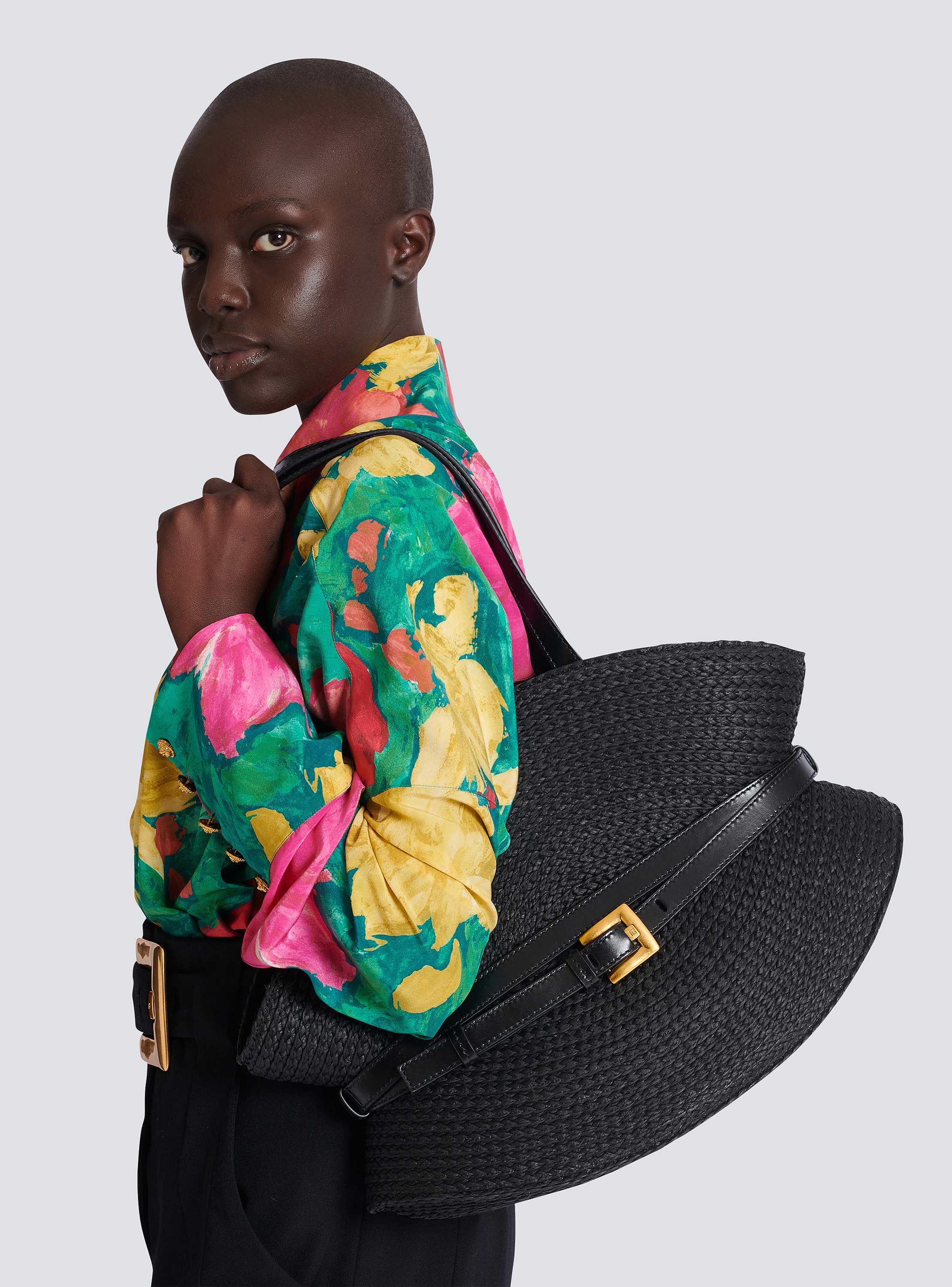 Shuffle Medium bag in calfskin leather and raffia