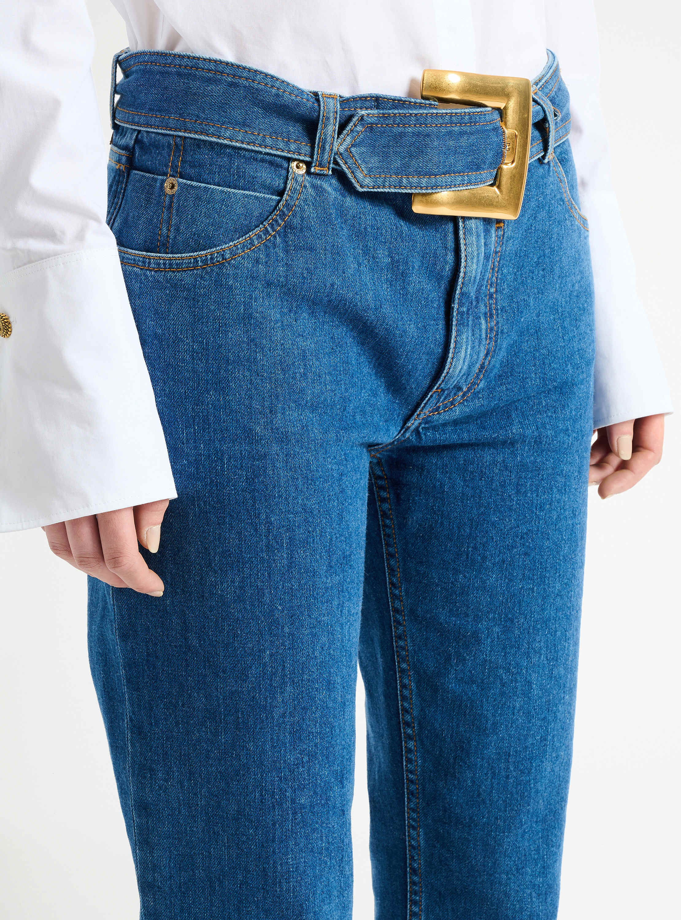 Jean ceintur&eacute; en denim
