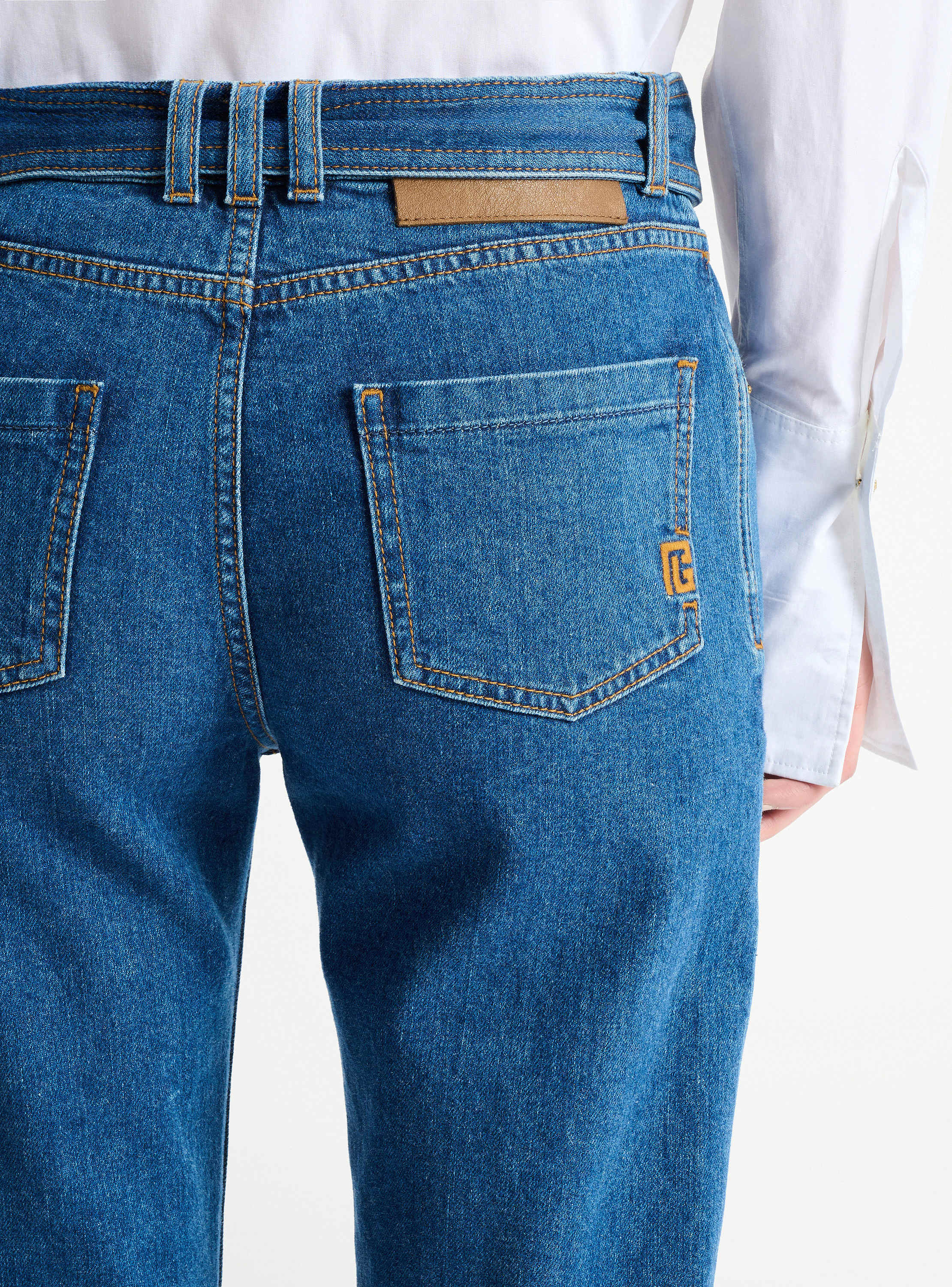 Jean ceintur&eacute; en denim