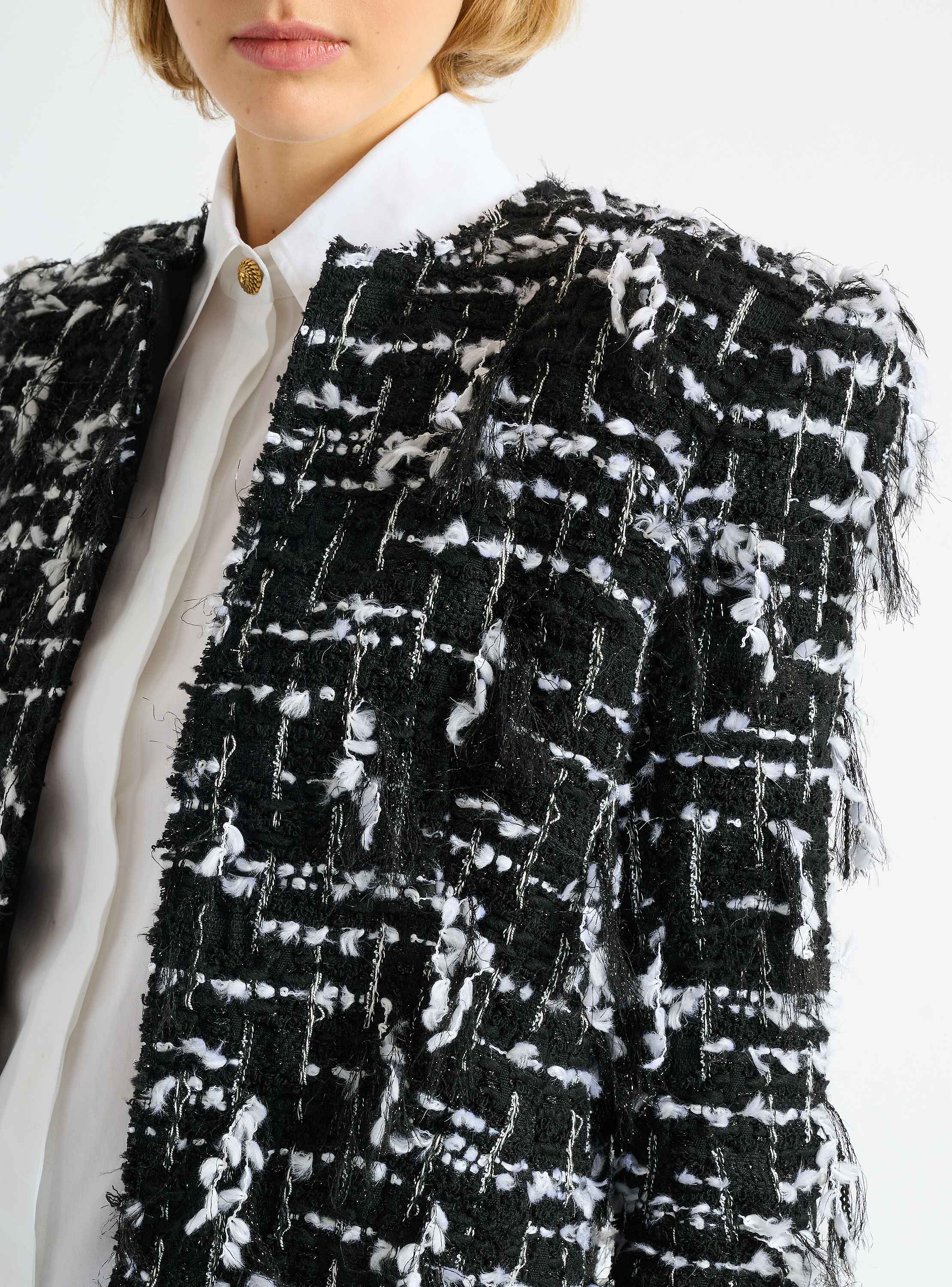 Cropped jacket in fringed tweed