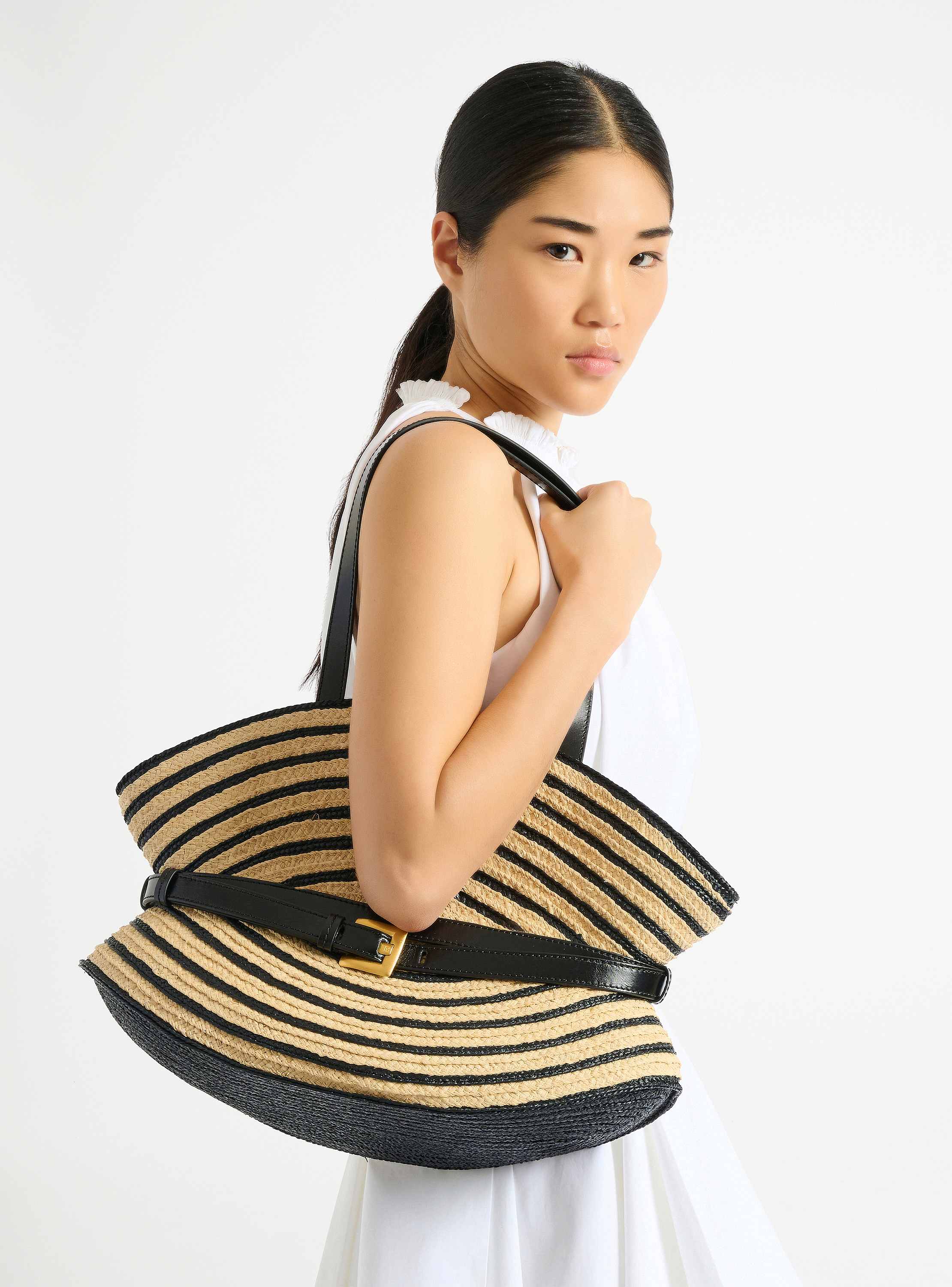 Medium Shuffle bag in smooth leather and two-tone raffia