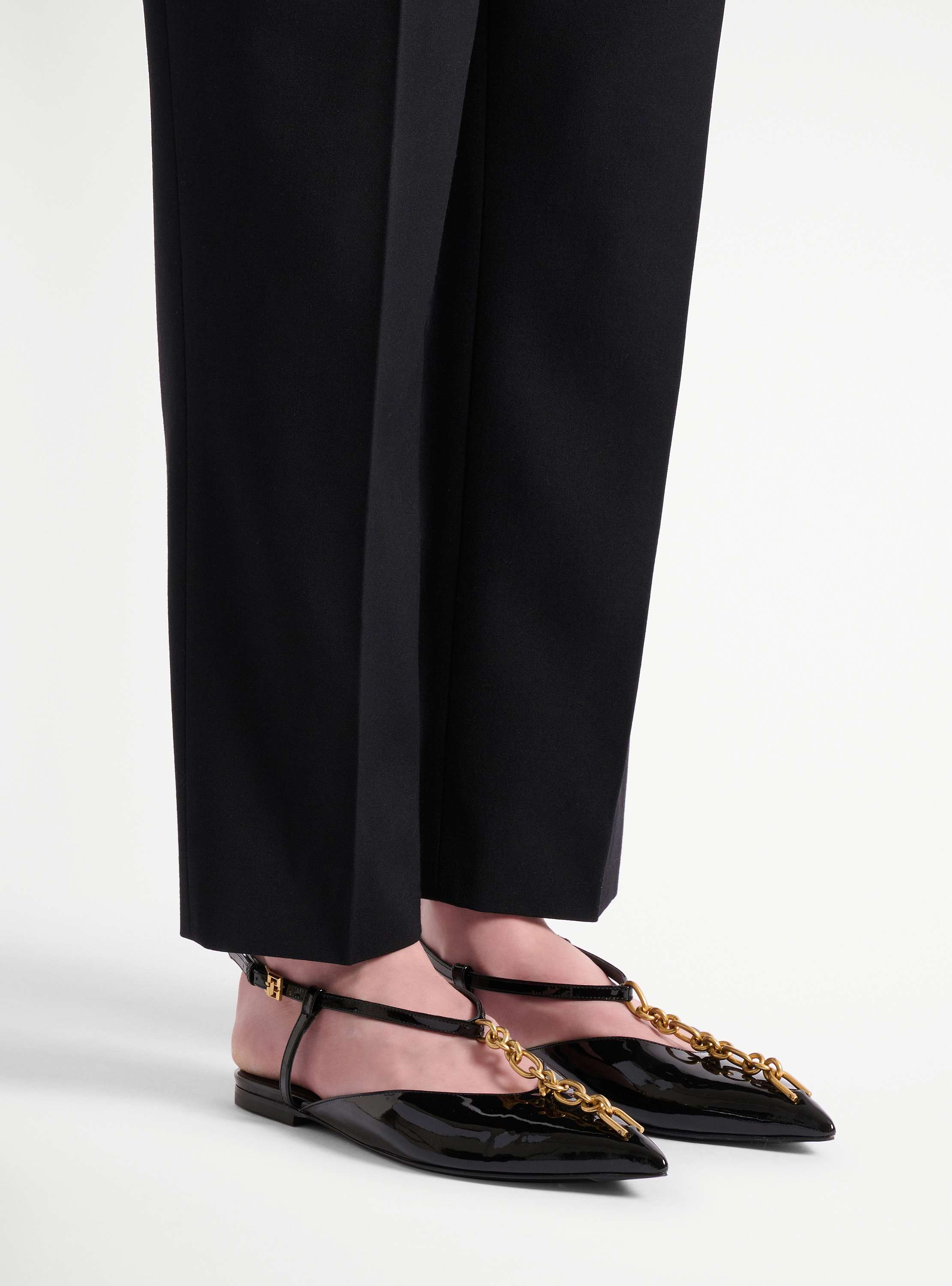 Sync chain sandals in patent leather