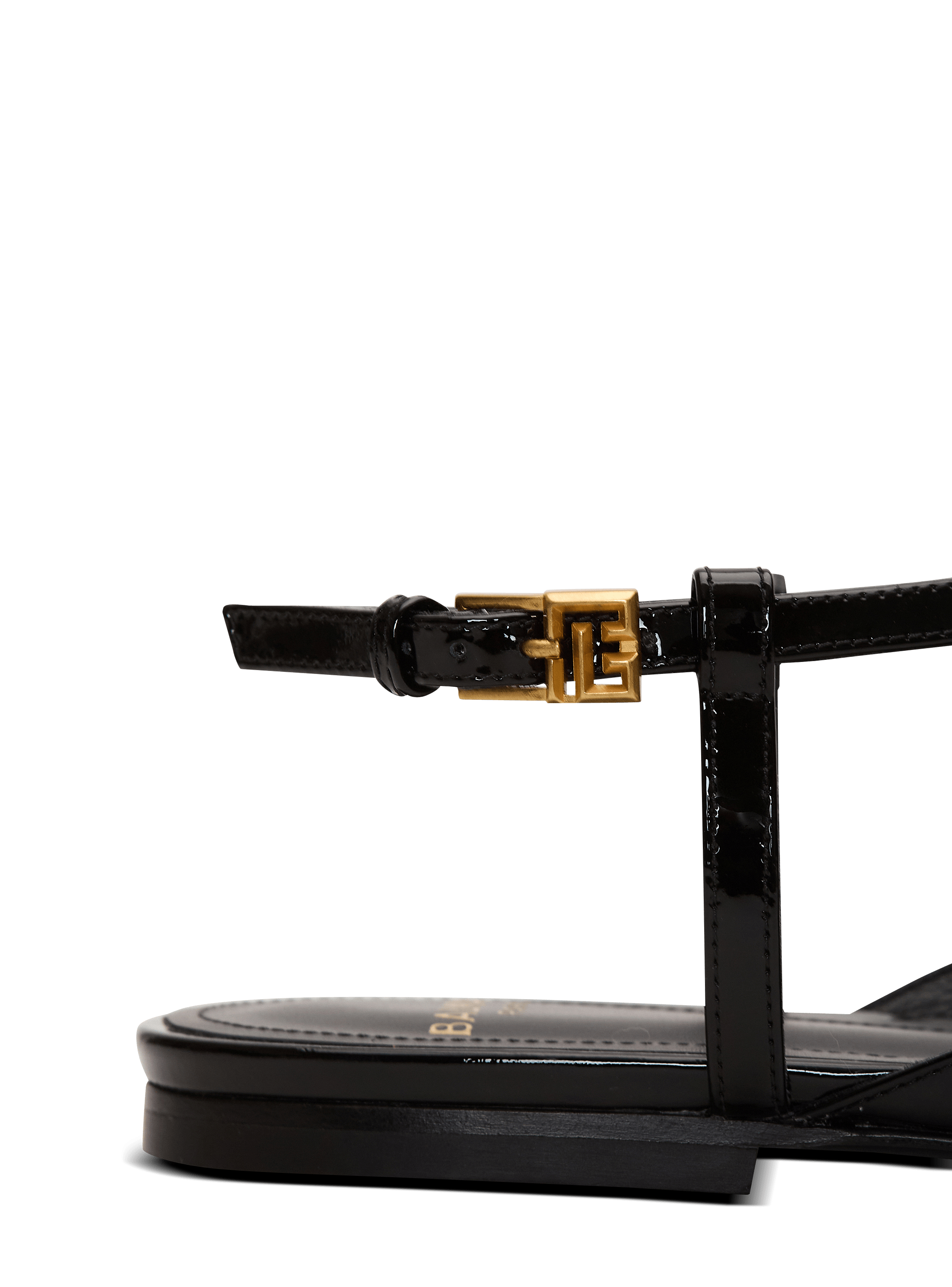 Sync chain sandals in patent leather