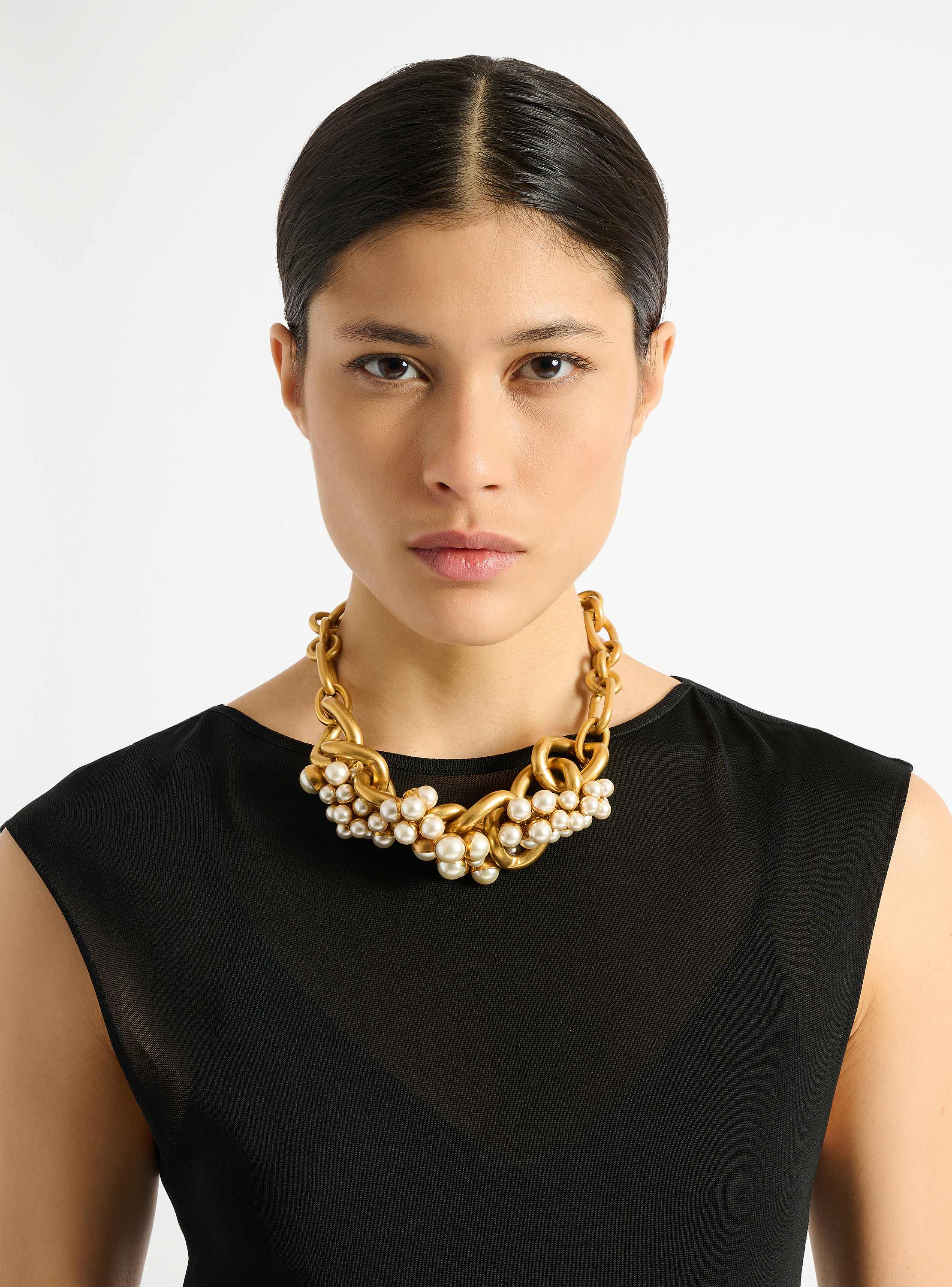 Collar Sync de lat&oacute;n y perlas