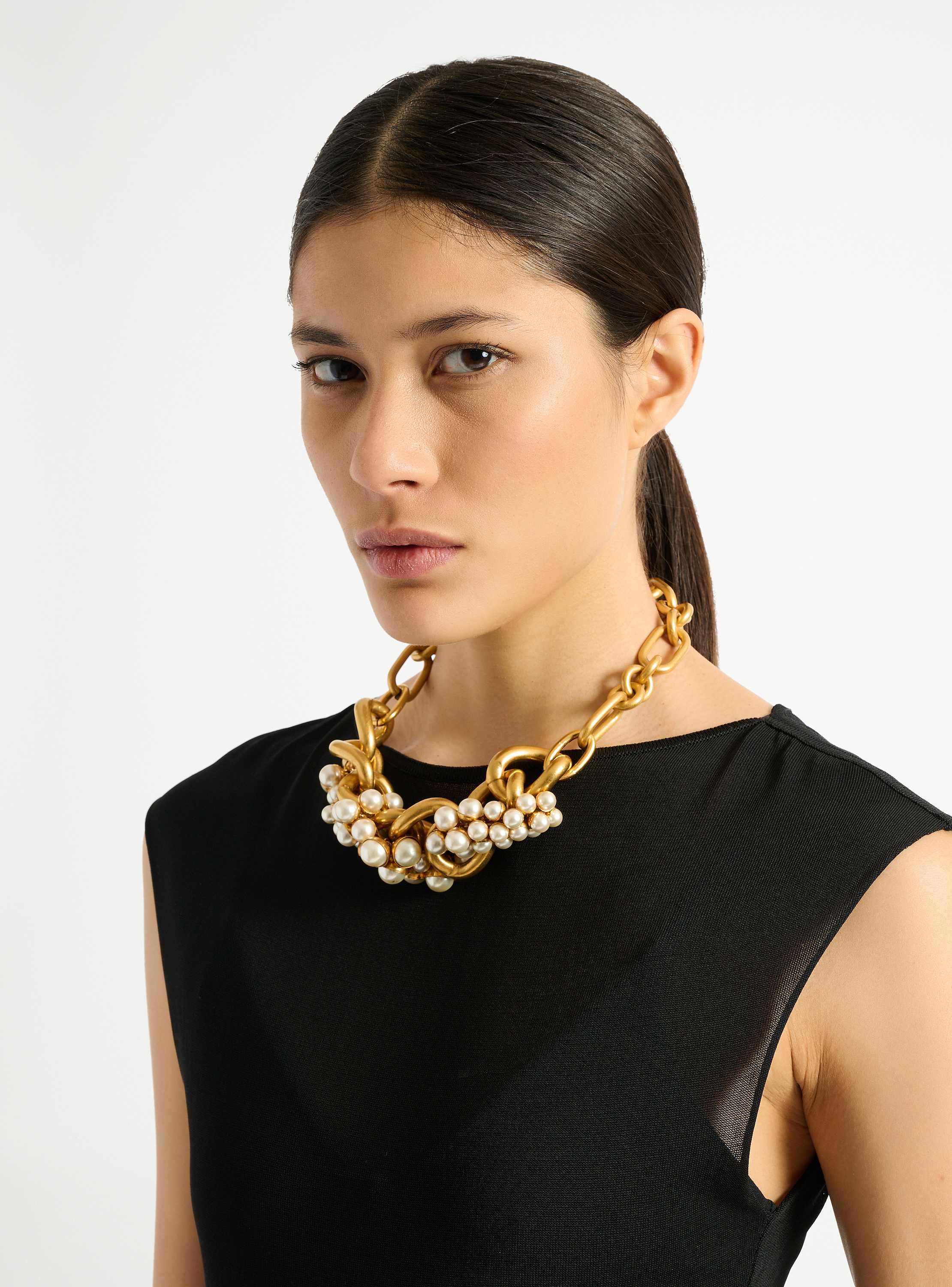 Collar Sync de lat&oacute;n y perlas