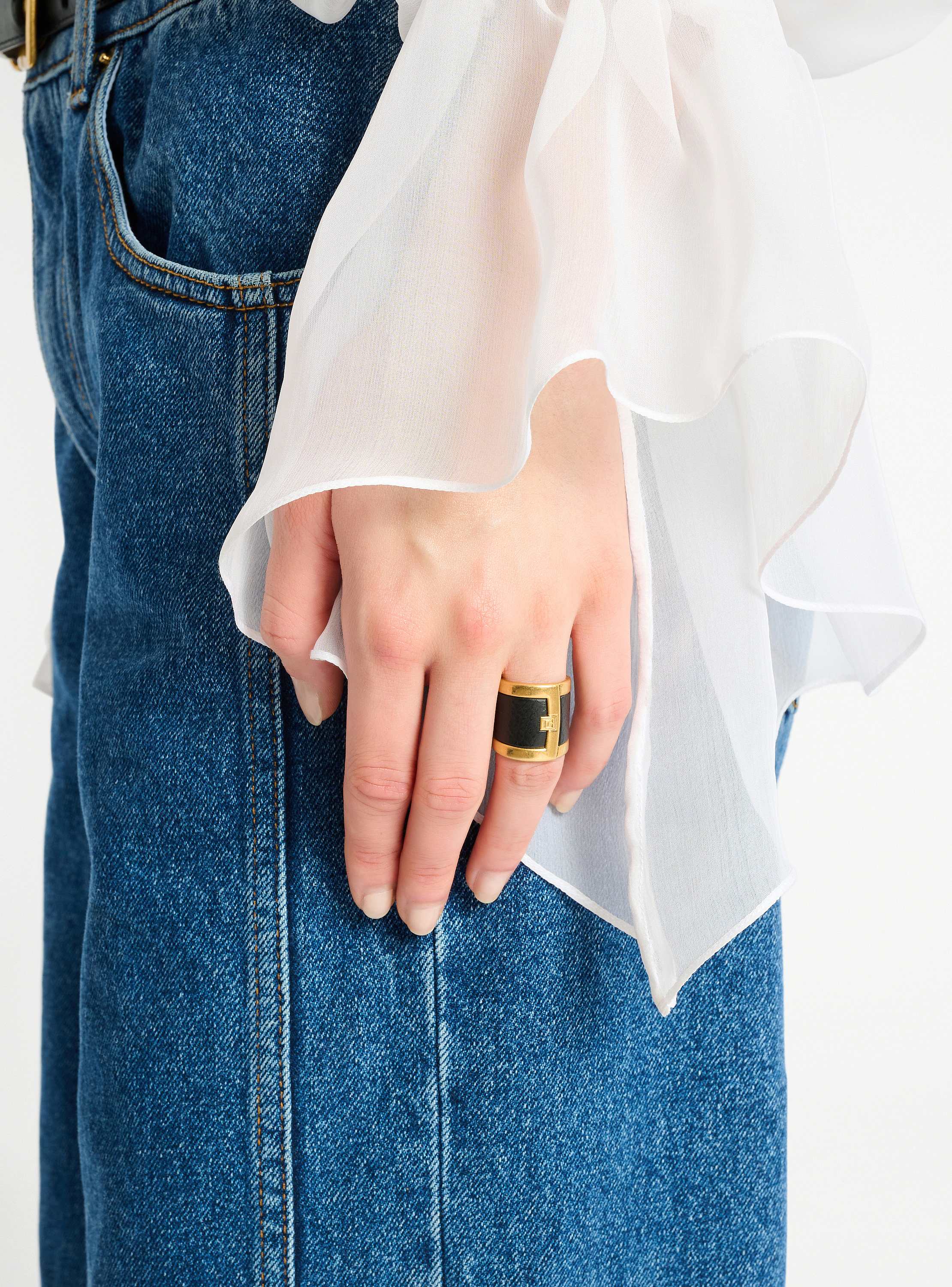 Anthem ring in brass and resin