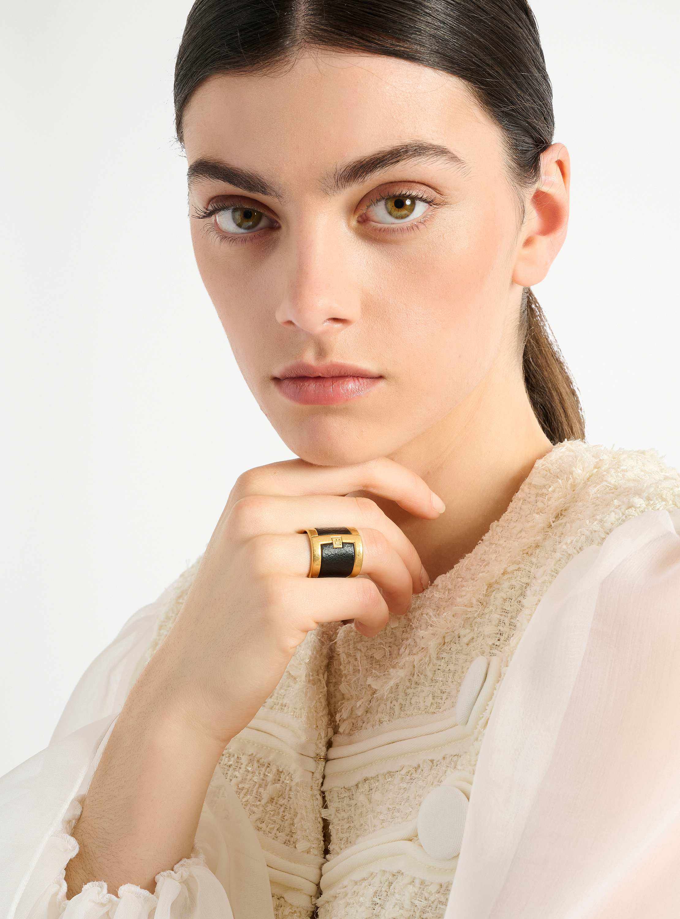 Anthem ring in brass and resin