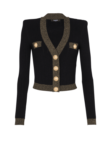 Kurze Strickjacke mit goldfarbenen Borten