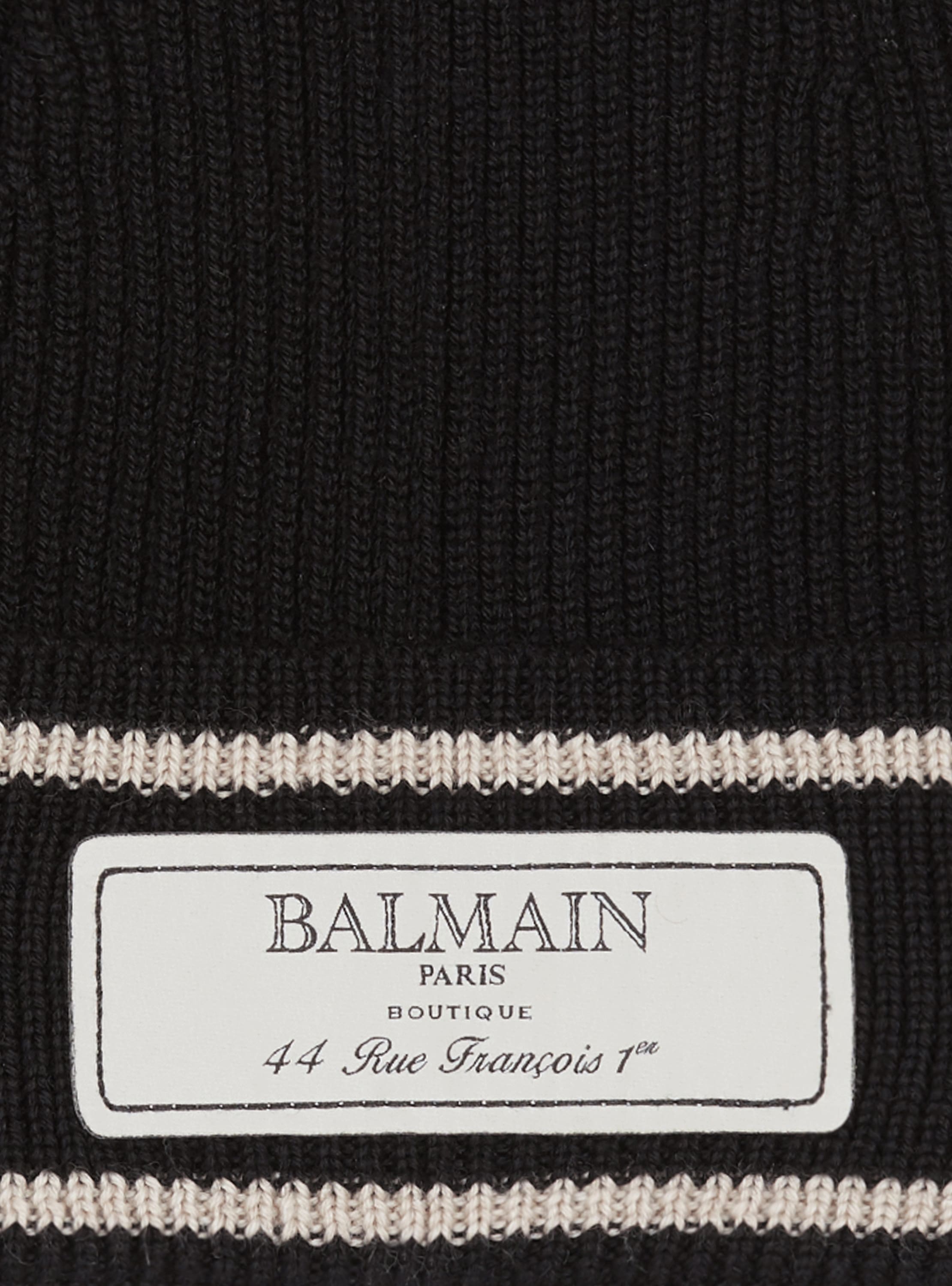 Mütze mit Balmain-Etikett