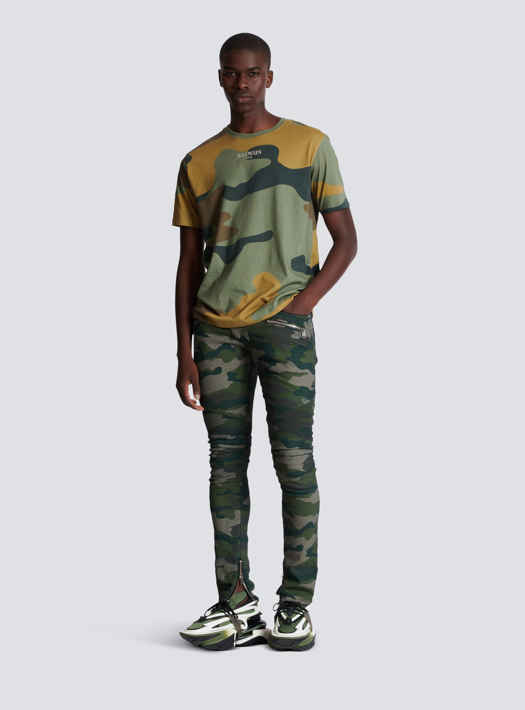 Slim-Jeans mit Rippendetails und Camouflage-Print