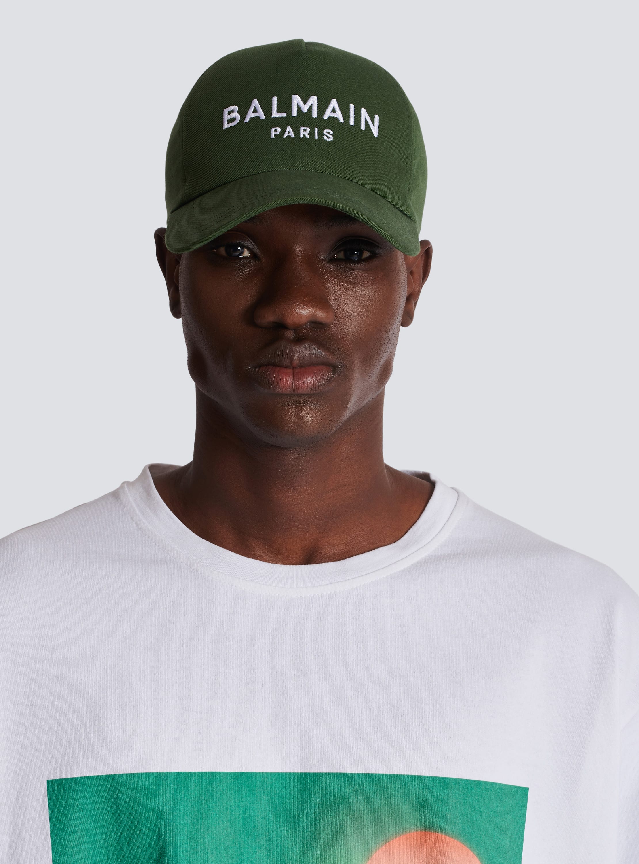 Baumwollkappe mit Balmain Paris-Stickerei