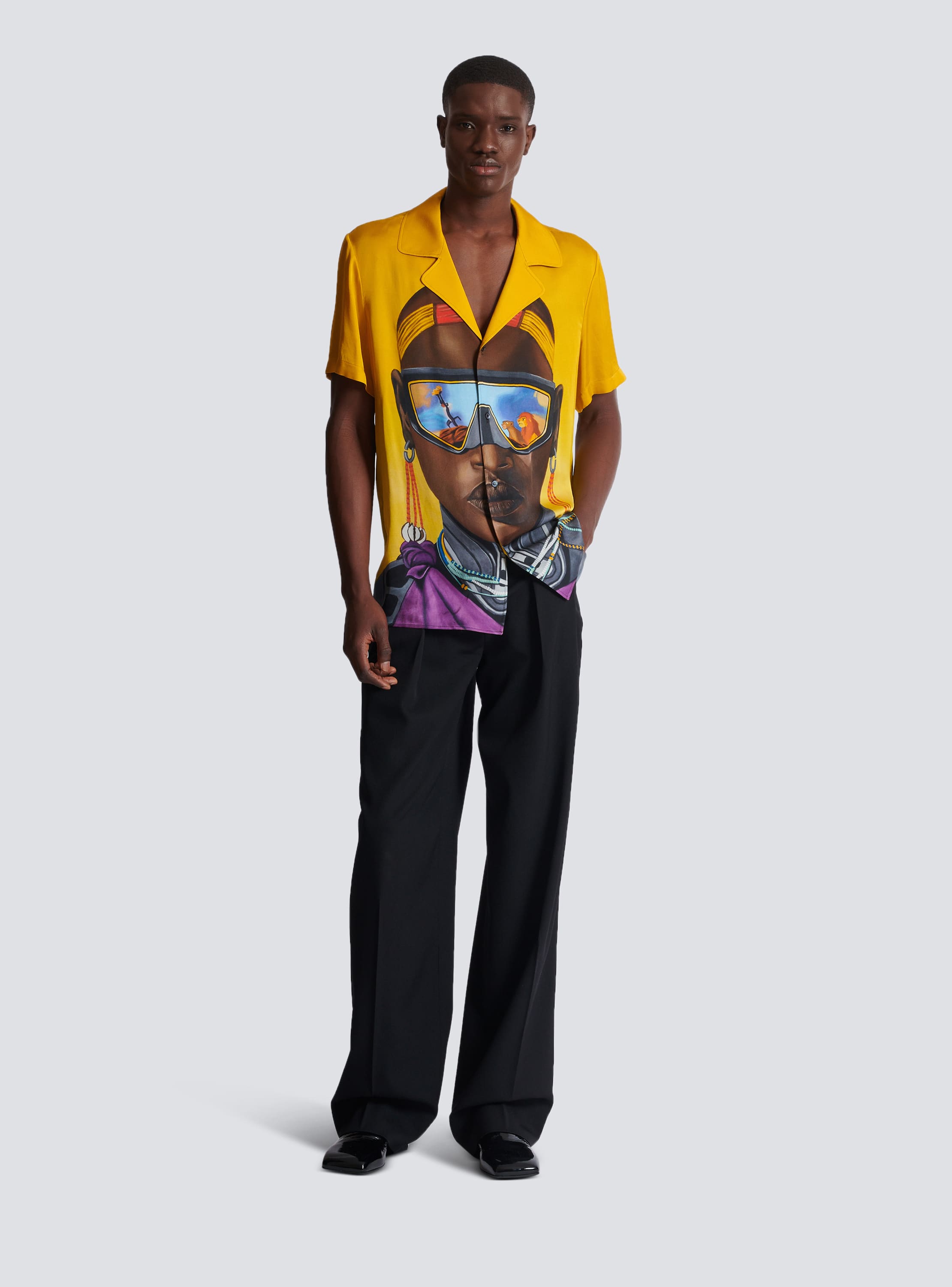 Disney x Balmain: El Rey León - Camisa pijamera de satén con estampado de Nika Mtwana
