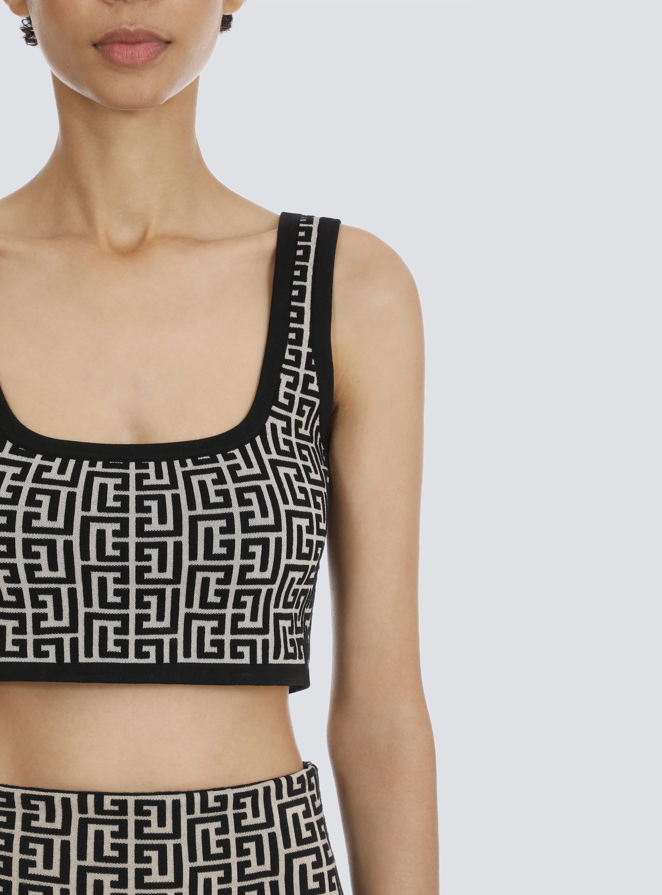 Cropped bicolor jacquard sports bra top with Balmain monogram - Women