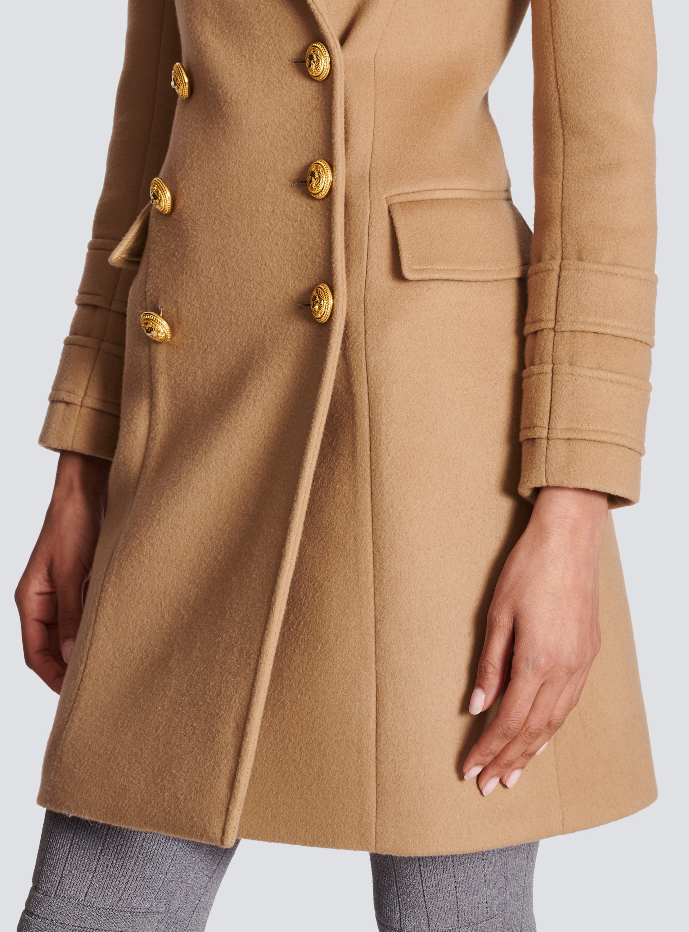 Manteau mi-long cintrée laine avec boutons dorée Attentif