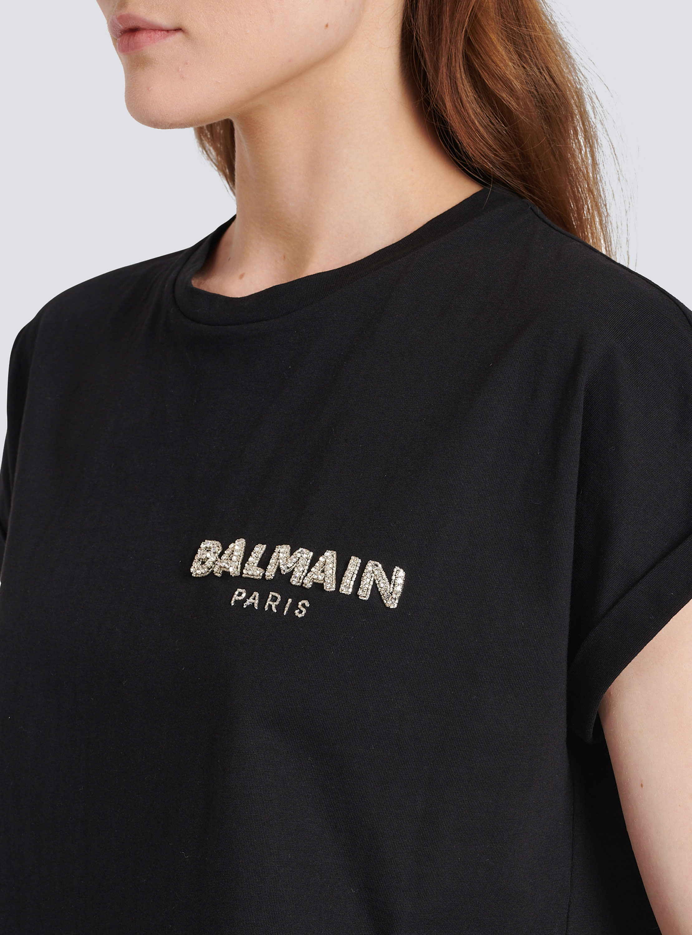 작은 Balmain 로고 자수가 있는 크롭 코튼 티셔츠